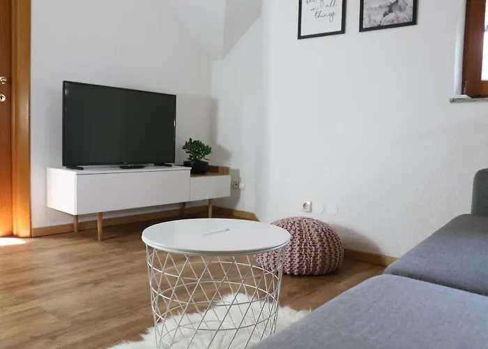 Lusht\'N Apartma